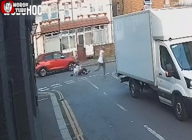 Video :A senior is attacked by a group of thugs, but bystanders save him